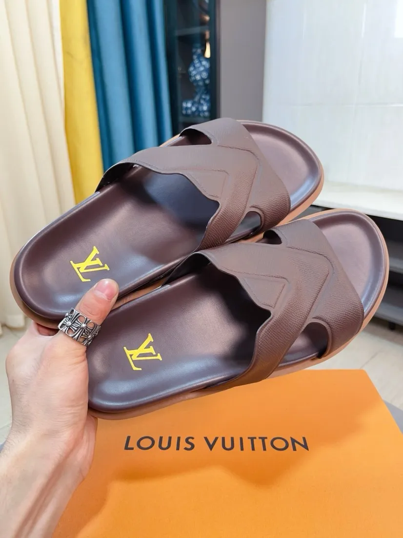 Men's shoes💰300🌹🌹【LV】Multi-color new men's slippers, original top quality version, original special cowhide cross pattern➕sheepskin inside and side, non-slip combined sole, more stable walking, more comfortable and lightweight, high-end and generous, size: 38~44